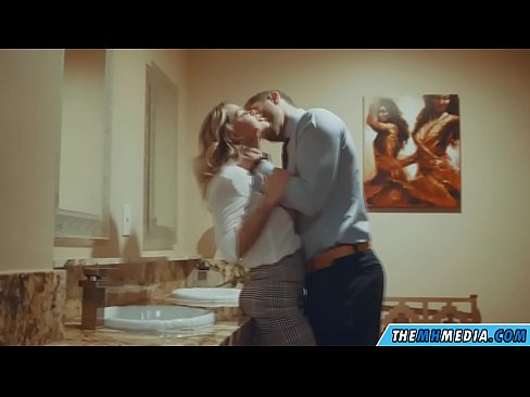 ❤️ Meta blonda busty seduces f'kamra tal-banju pubbliku ❤️ Sess ta' kwalità f'mt.tvmarket.top ❤